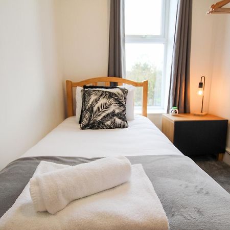 Fairways View - Spacious Apartment - Sleeps 6 - Lovely Views - By Rework Accommodation ฮอยเลค ภายนอก รูปภาพ