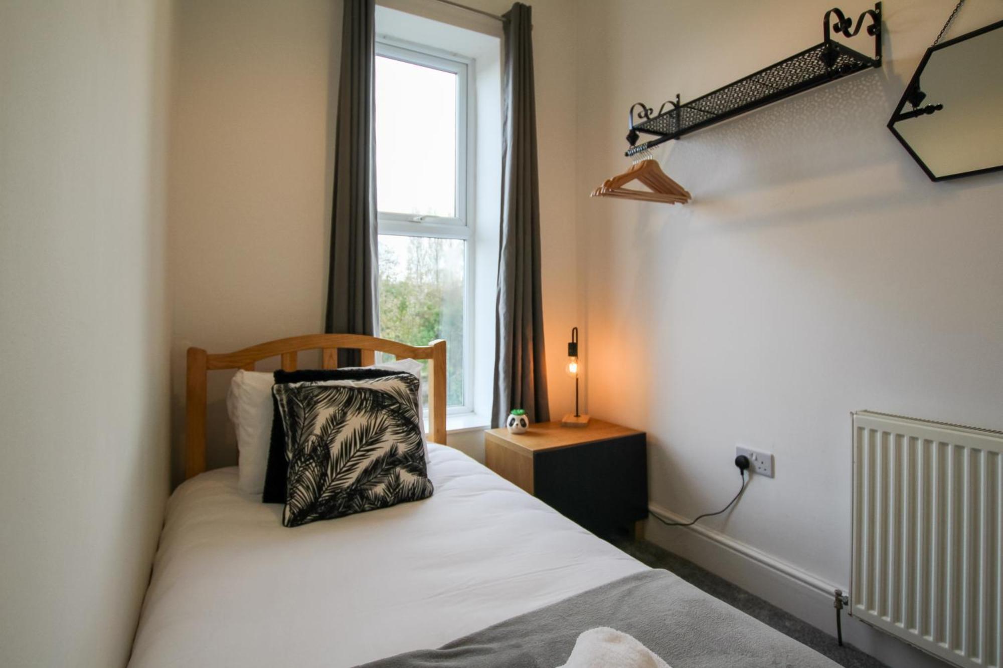 Fairways View - Spacious Apartment - Sleeps 6 - Lovely Views - By Rework Accommodation ฮอยเลค ภายนอก รูปภาพ