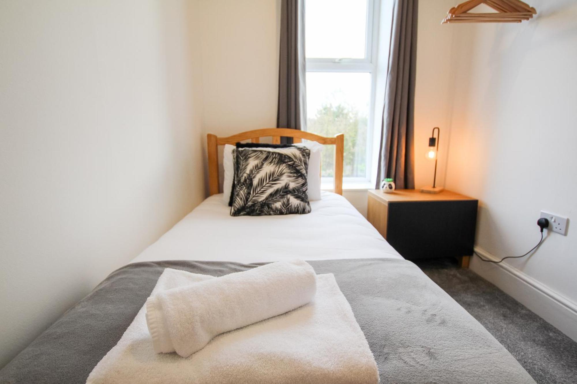 Fairways View - Spacious Apartment - Sleeps 6 - Lovely Views - By Rework Accommodation ฮอยเลค ภายนอก รูปภาพ