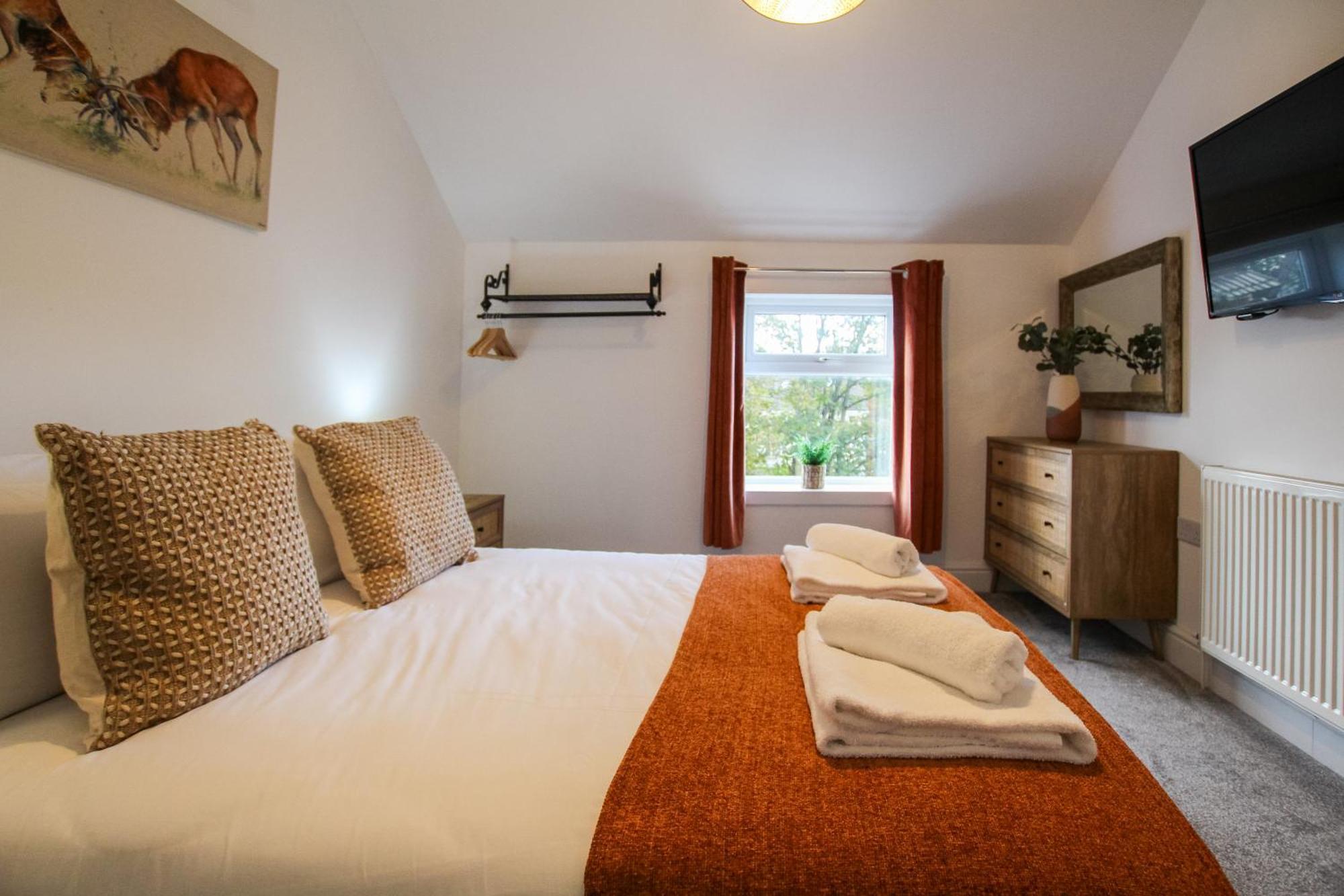 Fairways View - Spacious Apartment - Sleeps 6 - Lovely Views - By Rework Accommodation ฮอยเลค ภายนอก รูปภาพ