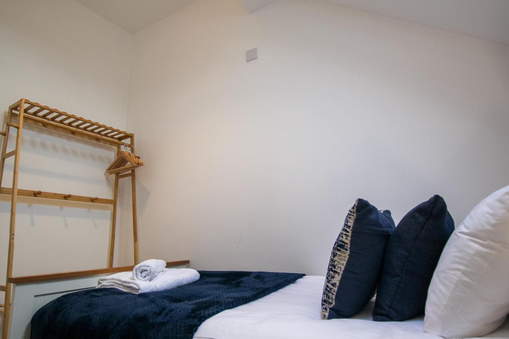 Fairways View - Spacious Apartment - Sleeps 6 - Lovely Views - By Rework Accommodation ฮอยเลค ภายนอก รูปภาพ