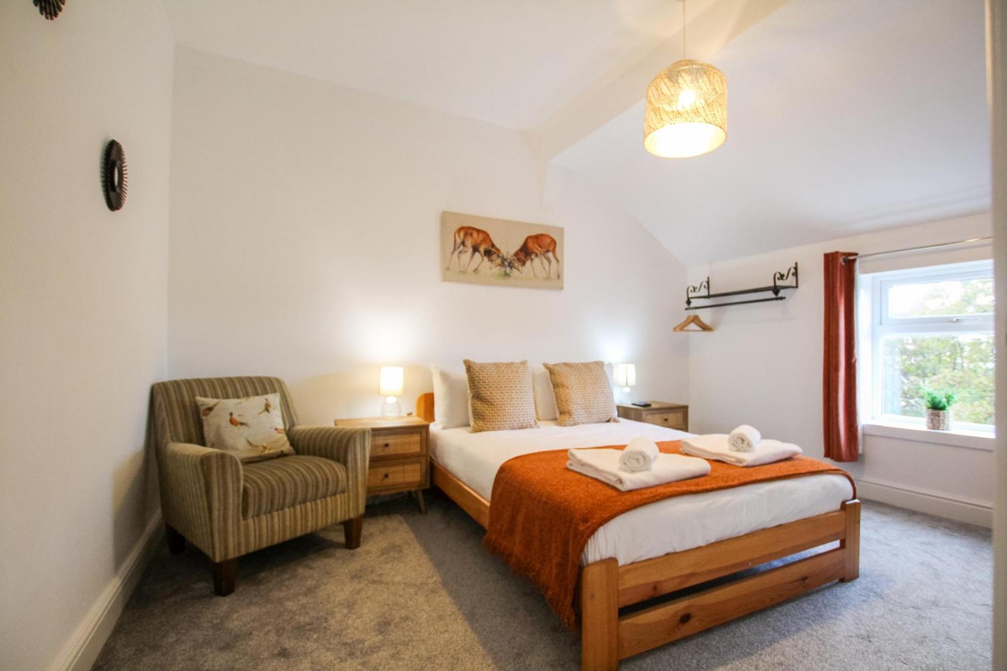 Fairways View - Spacious Apartment - Sleeps 6 - Lovely Views - By Rework Accommodation ฮอยเลค ภายนอก รูปภาพ