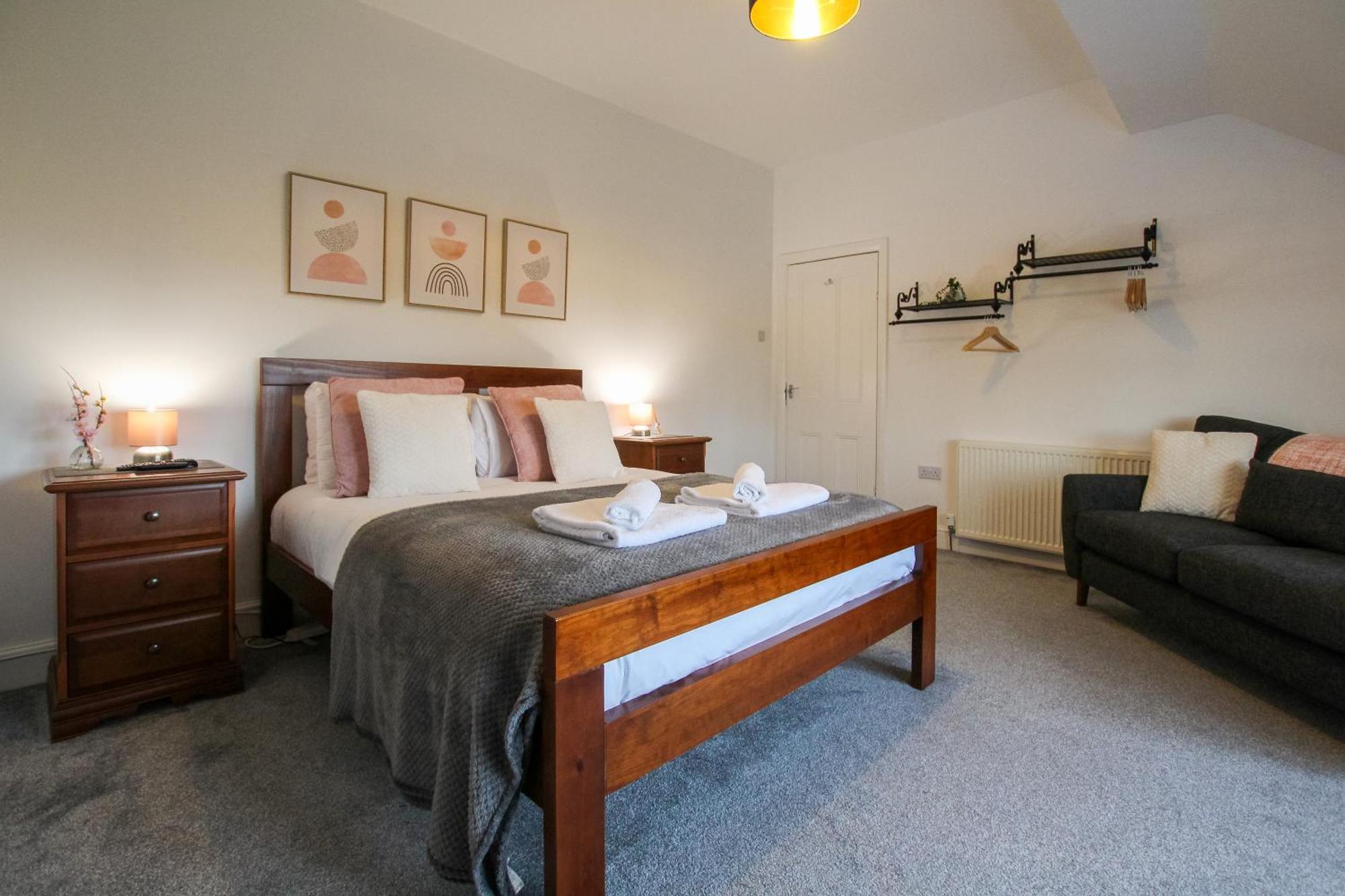 Fairways View - Spacious Apartment - Sleeps 6 - Lovely Views - By Rework Accommodation ฮอยเลค ภายนอก รูปภาพ