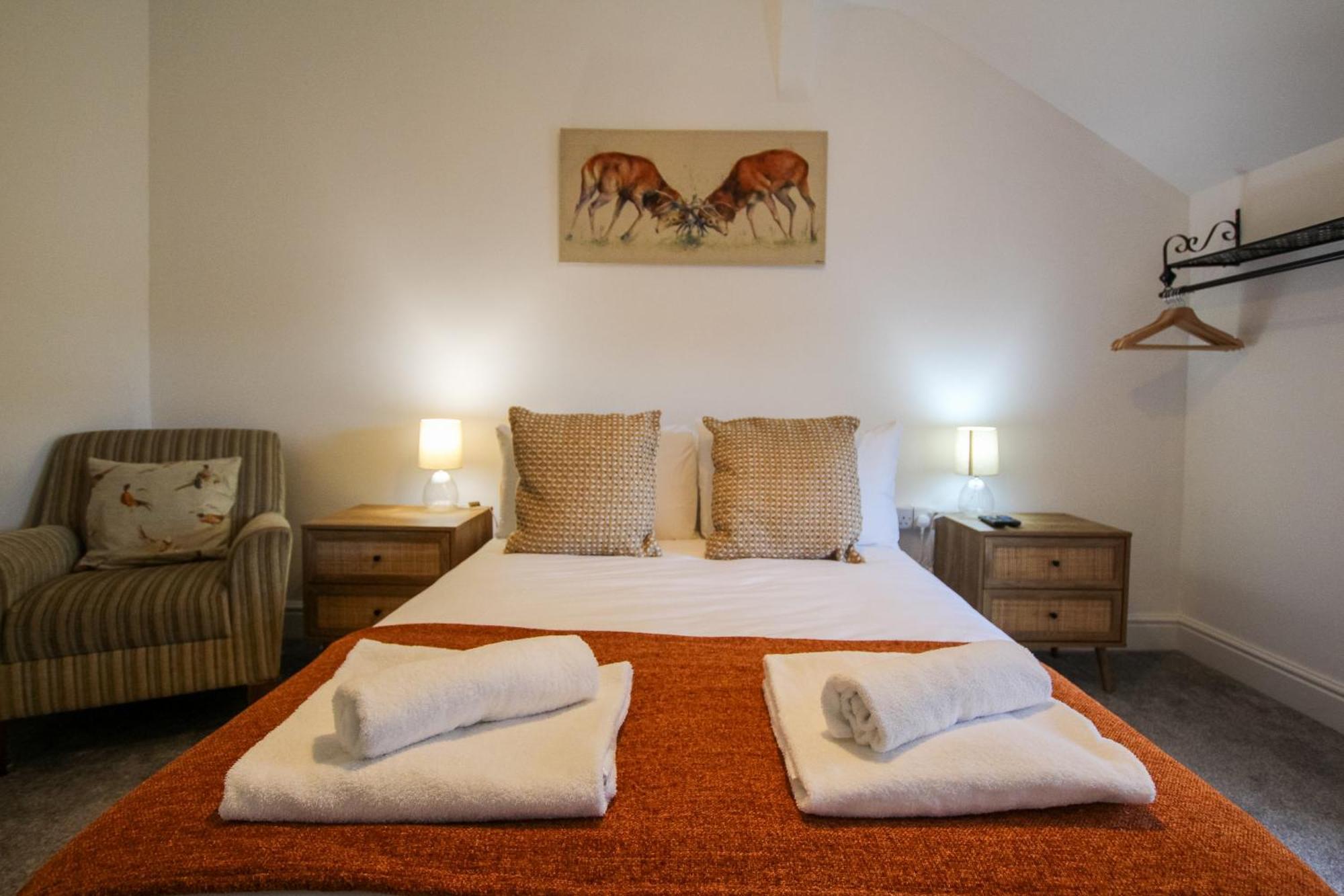Fairways View - Spacious Apartment - Sleeps 6 - Lovely Views - By Rework Accommodation ฮอยเลค ภายนอก รูปภาพ