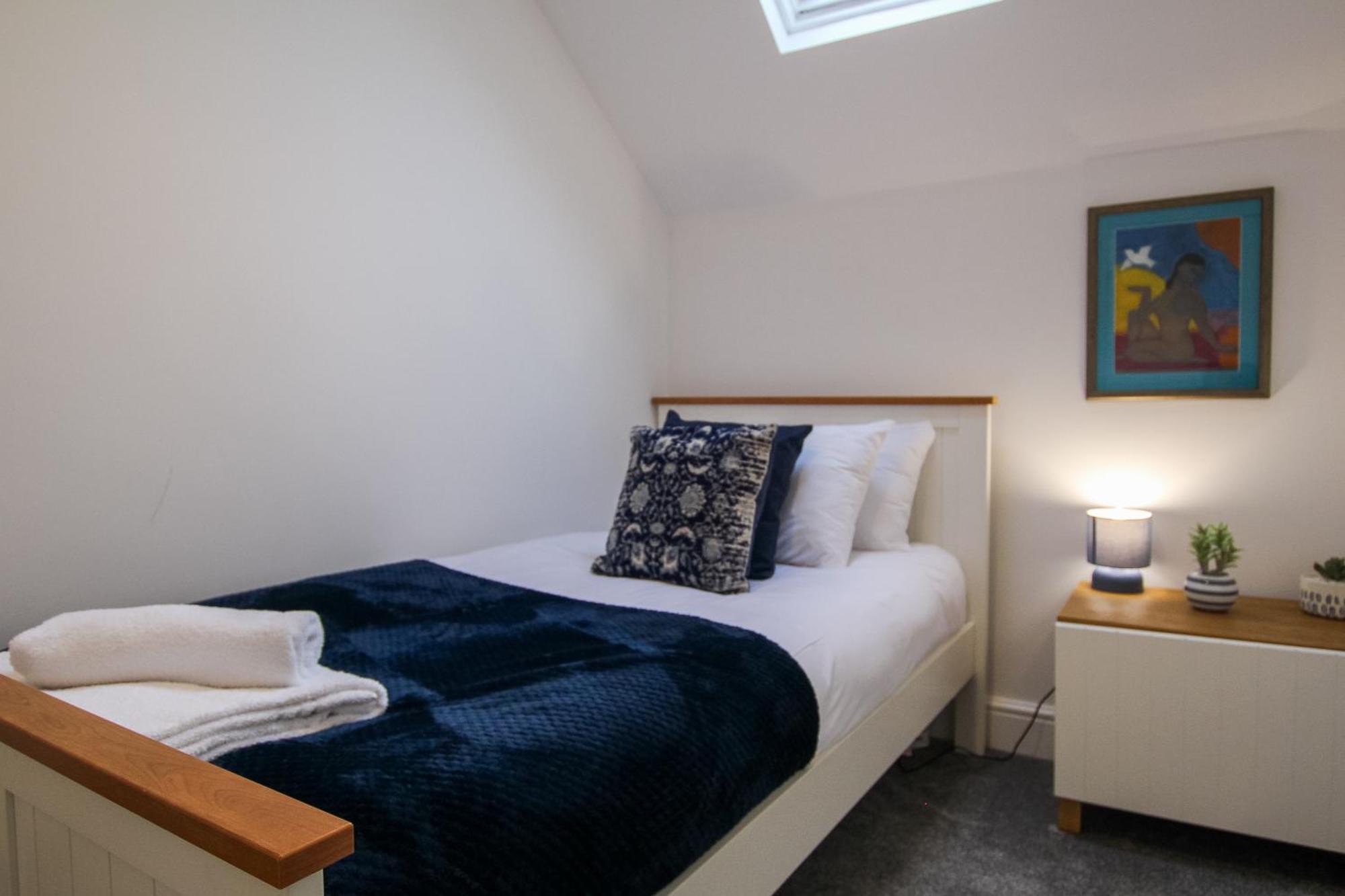Fairways View - Spacious Apartment - Sleeps 6 - Lovely Views - By Rework Accommodation ฮอยเลค ภายนอก รูปภาพ