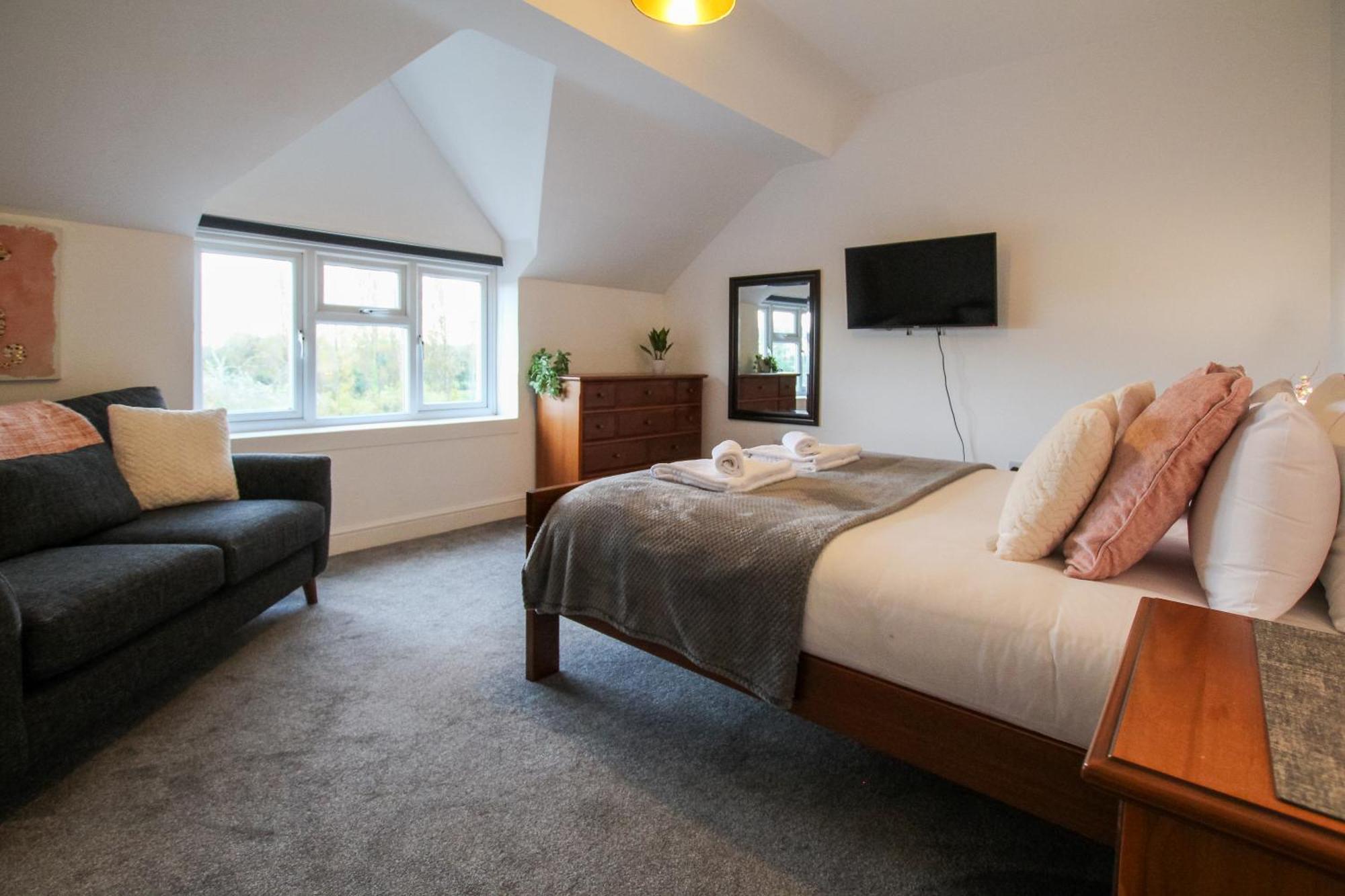 Fairways View - Spacious Apartment - Sleeps 6 - Lovely Views - By Rework Accommodation ฮอยเลค ภายนอก รูปภาพ