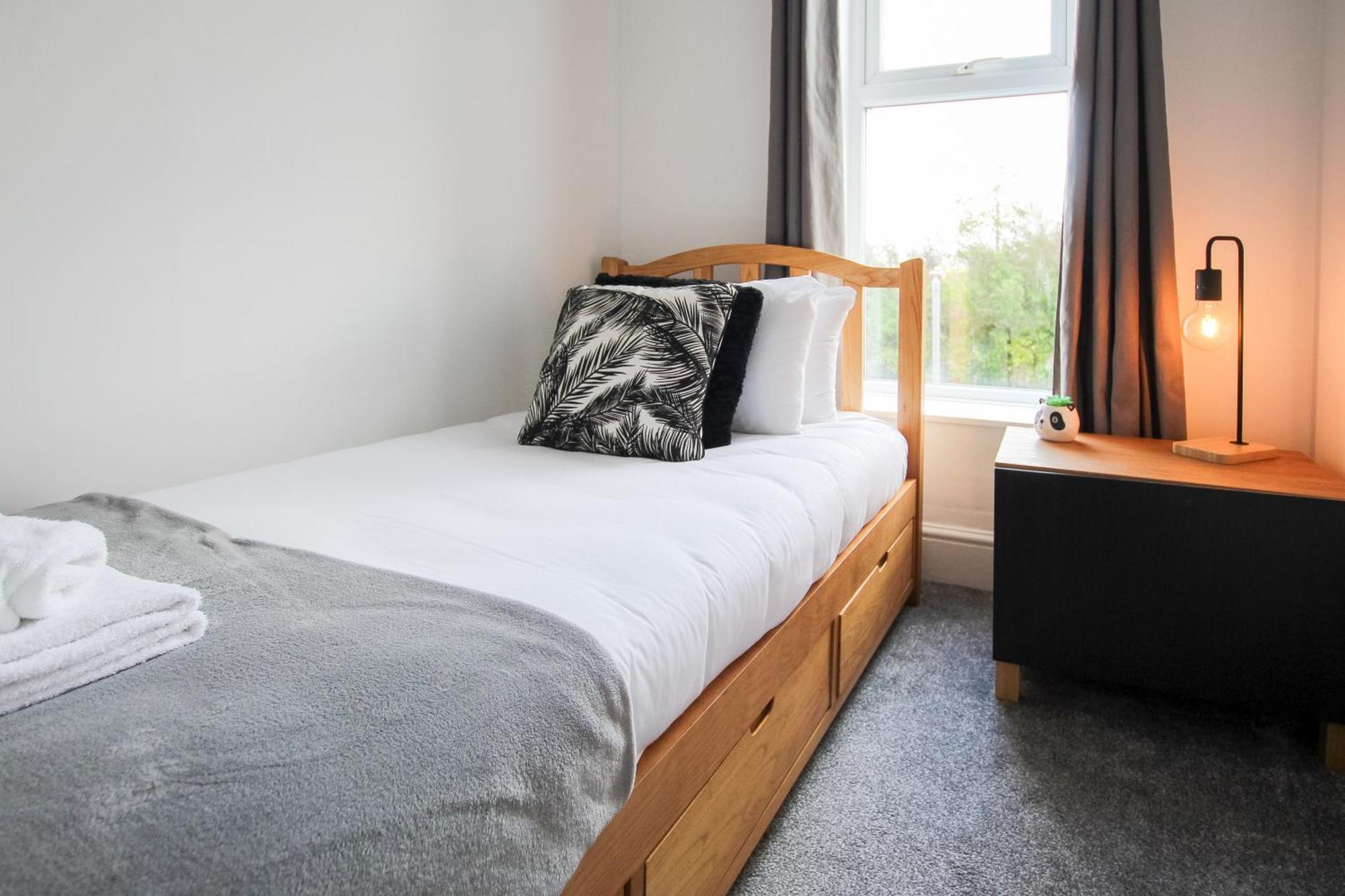 Fairways View - Spacious Apartment - Sleeps 6 - Lovely Views - By Rework Accommodation ฮอยเลค ภายนอก รูปภาพ