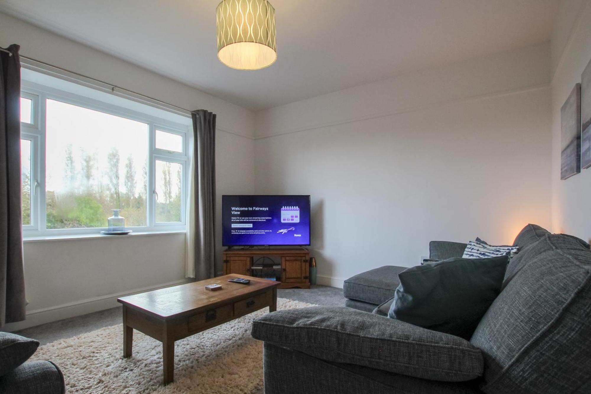 Fairways View - Spacious Apartment - Sleeps 6 - Lovely Views - By Rework Accommodation ฮอยเลค ภายนอก รูปภาพ