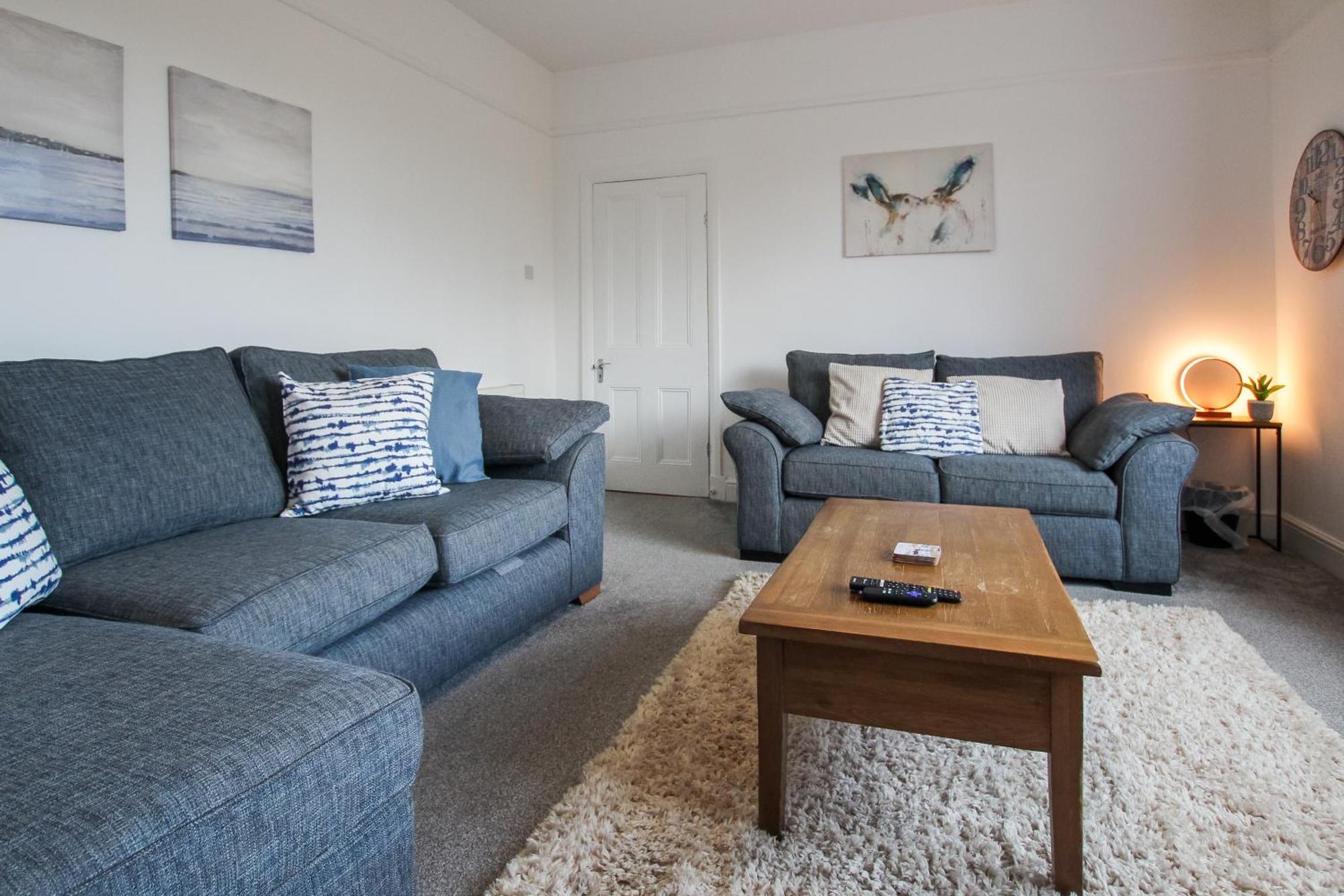 Fairways View - Spacious Apartment - Sleeps 6 - Lovely Views - By Rework Accommodation ฮอยเลค ภายนอก รูปภาพ