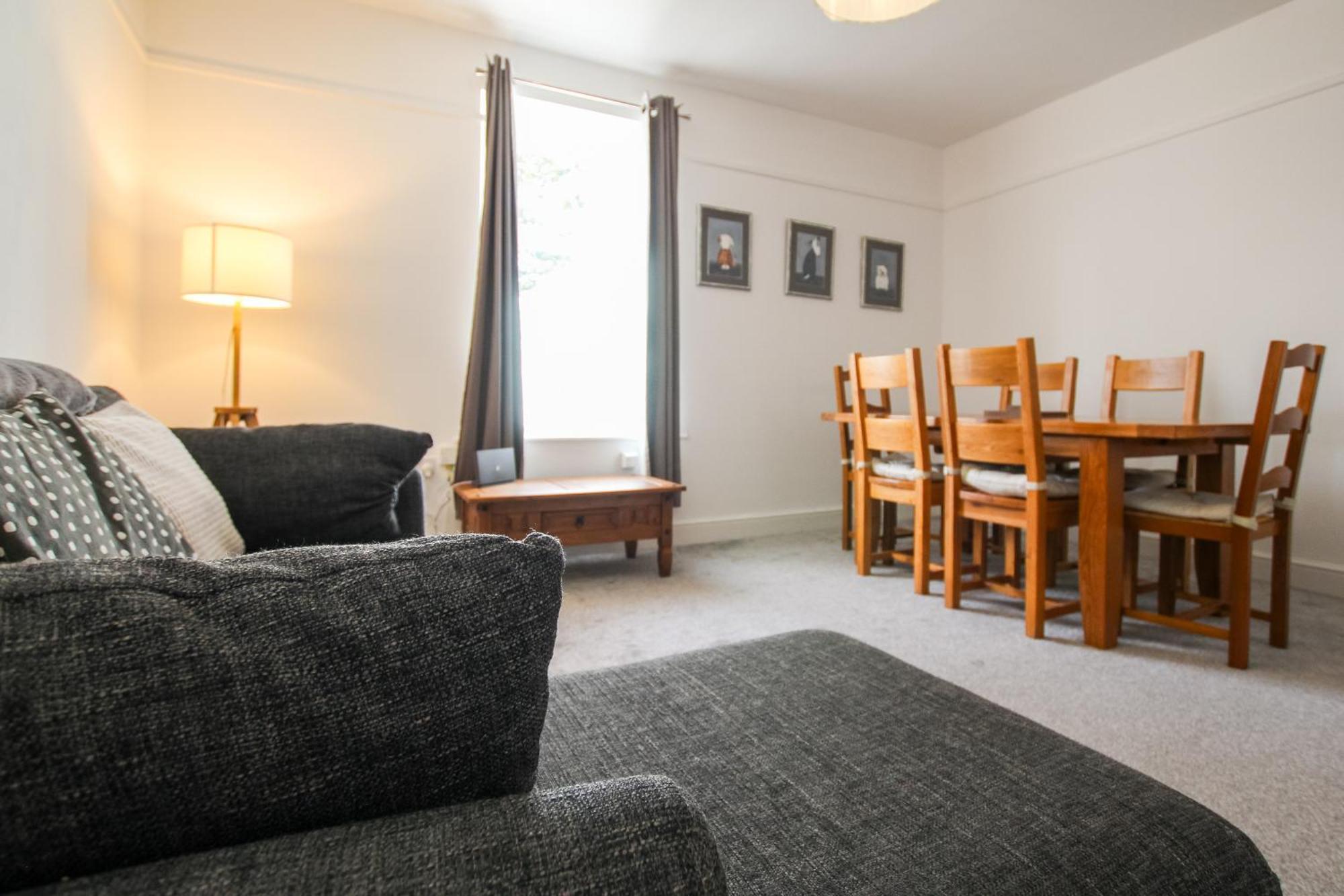 Fairways View - Spacious Apartment - Sleeps 6 - Lovely Views - By Rework Accommodation ฮอยเลค ภายนอก รูปภาพ